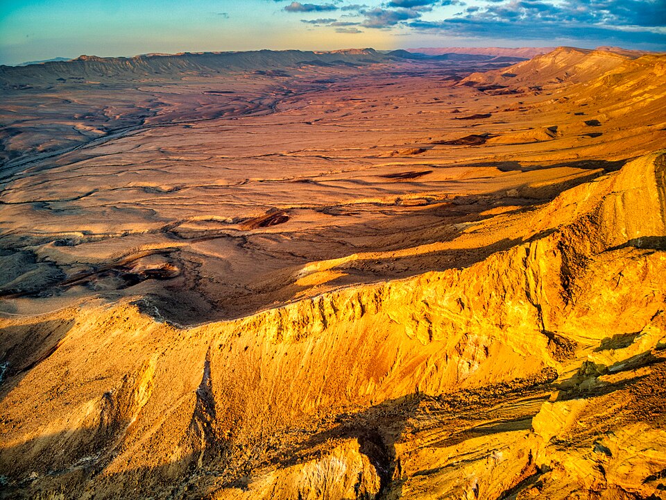 Makhtesh Ramon — Rim to Crater Floor