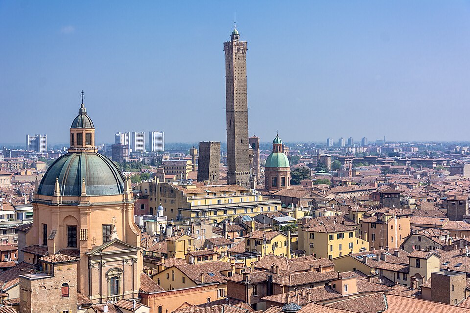 Bologna Porticoes Walk: Piazza Maggiore, the Two Towers and San Luca